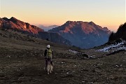 94 Scendendo al tramonto i pratoni di Foppa Lunga